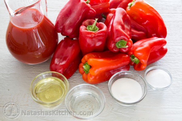 Aprende a hacer pimientos rojos marinados. Hacen un excelente acompañamiento con puré de papas y también son buenos para masticar directamente.