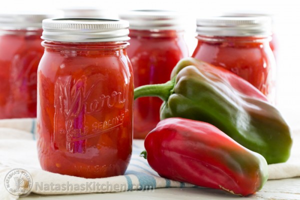 Aprende a hacer pimientos rojos marinados. Hacen un excelente acompañamiento con puré de papas y también son buenos para masticar directamente.