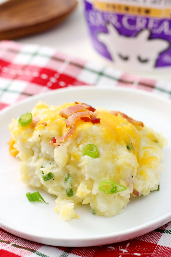 ¡Las mejores partes de una papa horneada rellena y el tradicional puré de papa en un solo plato! ¡Tu familia te rogará que hagas esta receta una y otra vez! ANUNCIOS