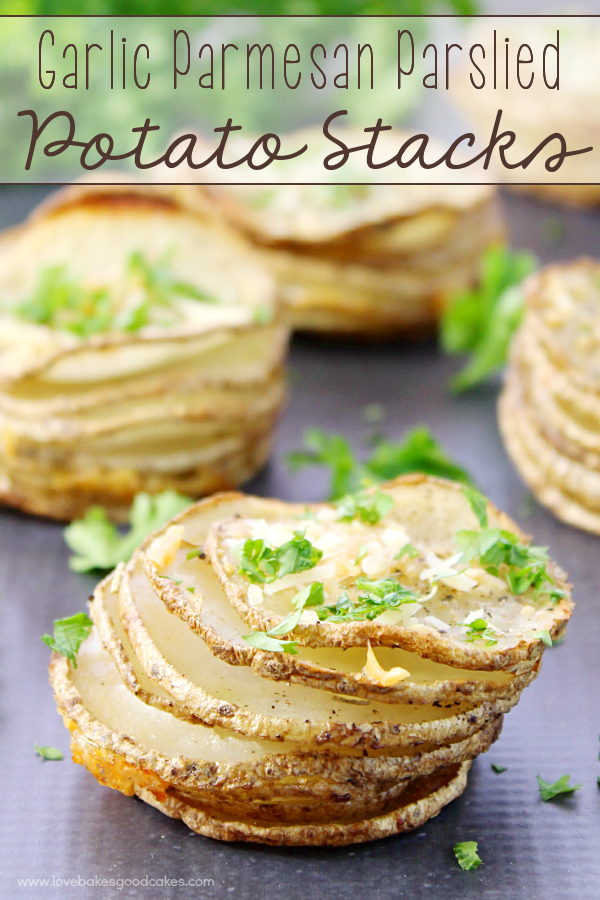 ¡Haz que tu comida sea especial con esta receta de apilamiento de papas con parmesano y ajo! #12 blogueros