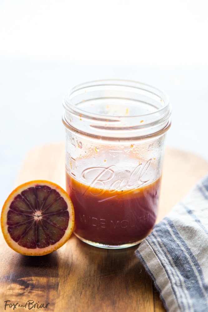 Foto de vinagreta de naranja sanguina.  Esta ensalada de col cítrica con vinagreta de naranja sanguina es una saludable y refrescante ensalada de desintoxicación de invierno.  ¡Después de unas vacaciones indulgentes, esta es una excelente manera de consumir las sobras de pavo o pollo y obtener algunos nutrientes muy necesarios de todas las vacaciones locas que comen!  Receta de vinagreta de naranja sanguina Recetas de pavo sobrantes |  Recetas de caqui |  ensalada detox |  Receta de ensalada de invierno |  Receta Saludable de Invierno |  receta de sobras de pollo |  receta para usar pollo asado