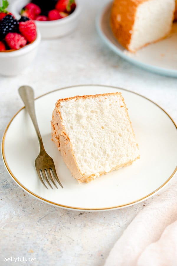 Rebanada de pastel de ángel en un plato blanco