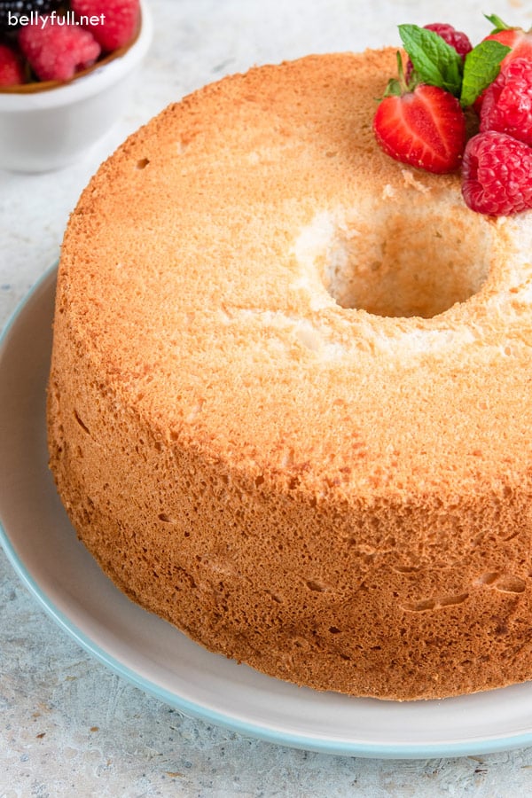 Primer plano de toda la torta de comida de ángel hecha en casa