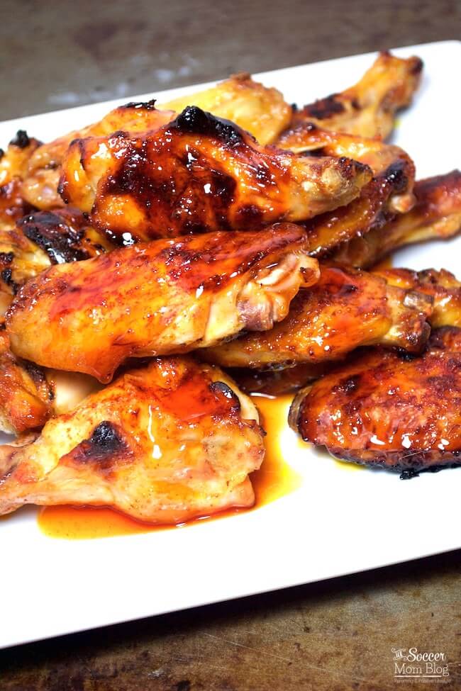 Una combinación digna de baba de crujiente y dulce por fuera y suave por dentro. ¡Estas alitas de miel y chipotle son una excelente receta de aperitivo!