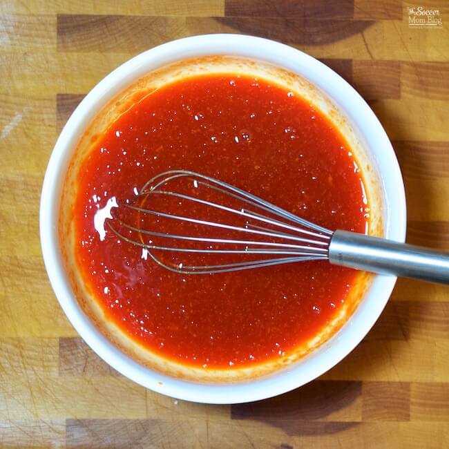 Una combinación digna de baba de crujiente y dulce por fuera y suave por dentro. ¡Estas alitas de miel y chipotle son una excelente receta de aperitivo!