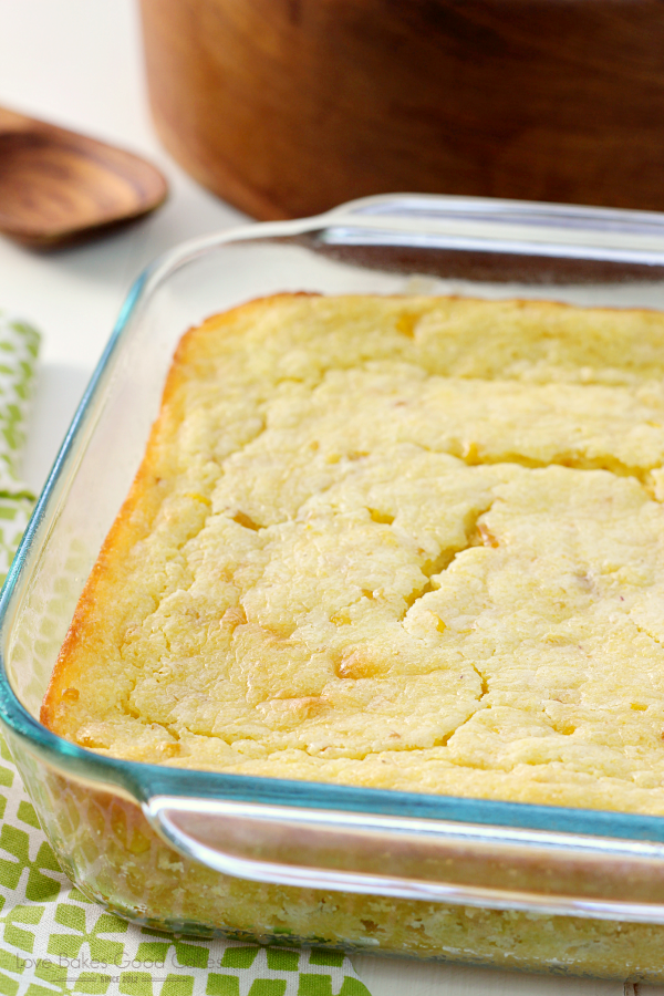 Este es un plato sencillo y delicioso que su familia disfrutará durante todo el año. ¡La cena de Acción de Gracias no está completa sin esta sencilla cazuela de maíz!