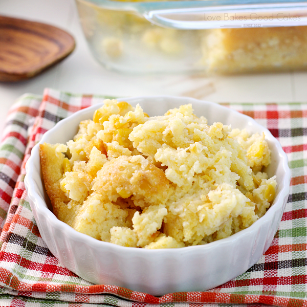 Este es un plato sencillo y delicioso que su familia disfrutará durante todo el año. ¡La cena de Acción de Gracias no está completa sin esta sencilla cazuela de maíz!