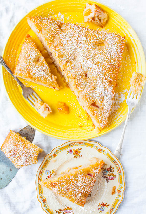 Pastel de muffin esponjoso de melocotones y crema - Receta en averiecooks.com