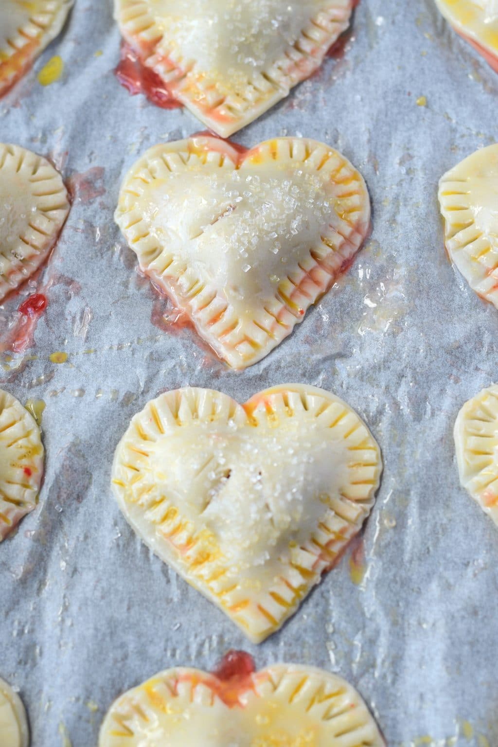 Pasteles de cereza en forma de corazón