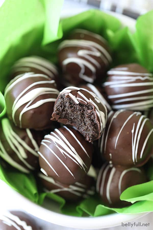 tazón de bolas de trufa Oreo con una hermosa en el medio