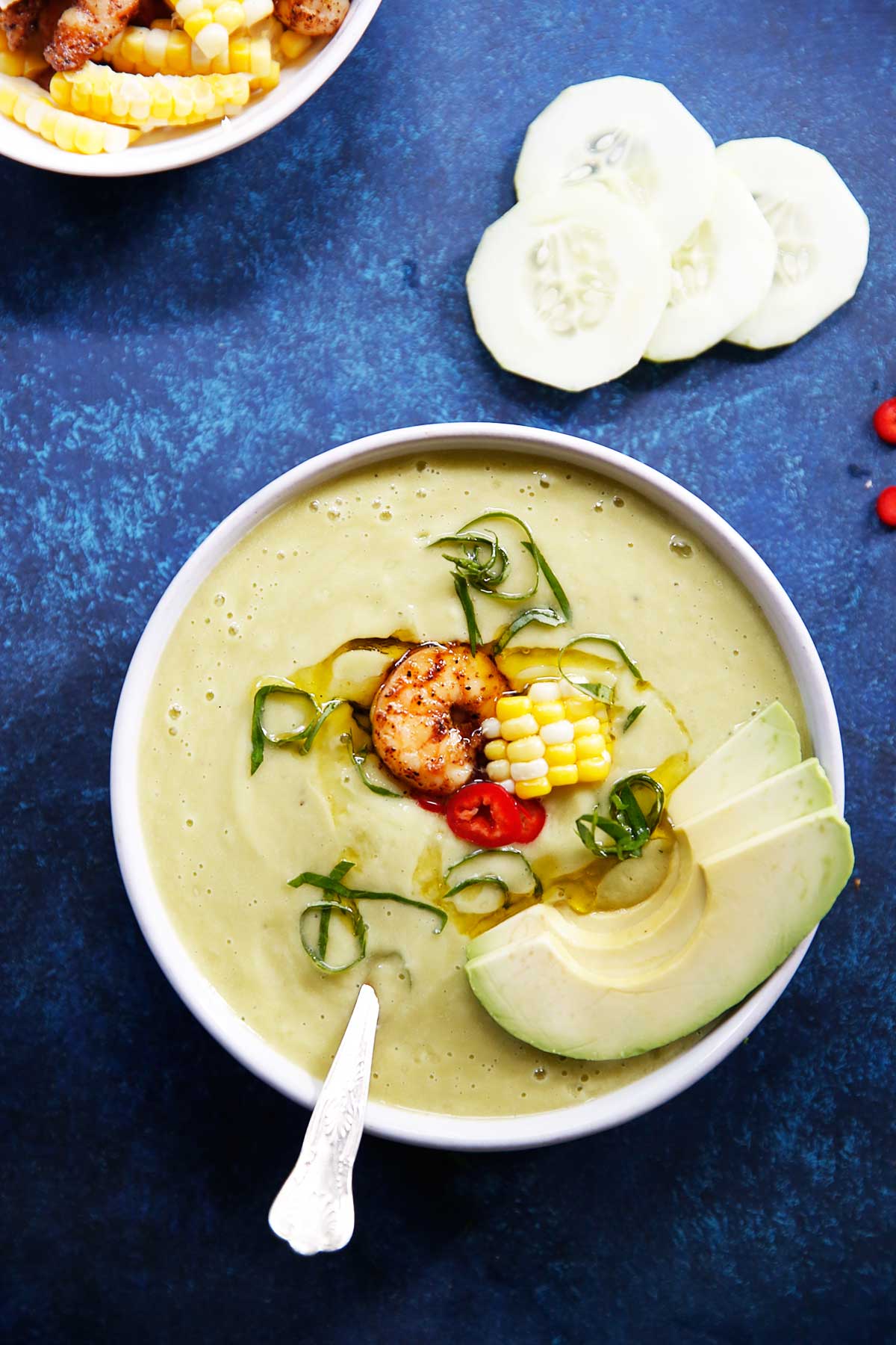 Gazpacho de aguacate con camarones con chile cajún | La cocina limpia de Lexi