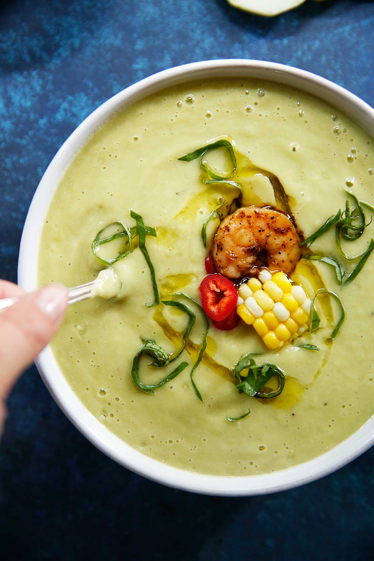 Gazpacho de aguacate con camarones con chile cajún | La cocina limpia de Lexi