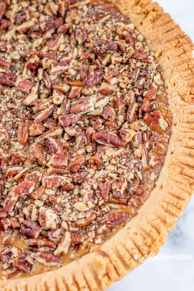 Este pastel de nueces sin azúcar utiliza leche condensada baja en carbohidratos para reemplazar el jarabe de maíz tradicional que se usa en el pastel de nueces. Este pastel de nueces bajo en carbohidratos también funciona muy bien como una receta de postre Trim Healthy Mama S. #Lowcarb #sugarfree #pecanpie #lowcarbpecanpie #sugarfreepecanpie #trimhealthymama #thmpecanpie #thms #glutenfreepecanpie