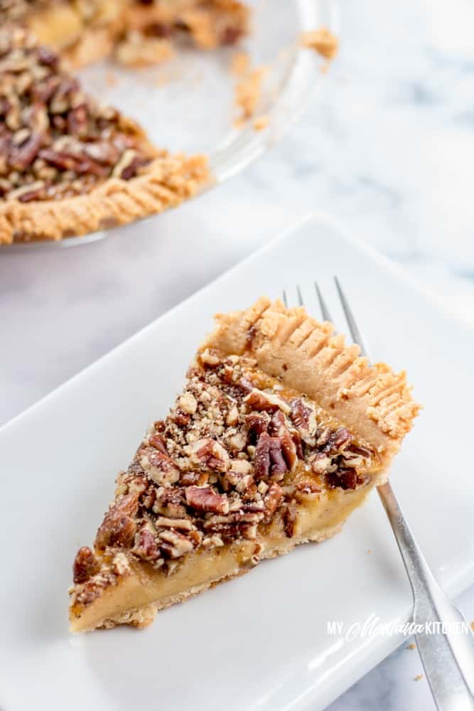 Este pastel de nueces sin azúcar utiliza leche condensada baja en carbohidratos para reemplazar el jarabe de maíz tradicional que se usa en el pastel de nueces. Este pastel de nueces bajo en carbohidratos también funciona muy bien como una receta de postre Trim Healthy Mama S. #Lowcarb #sugarfree #pecanpie #lowcarbpecanpie #sugarfreepecanpie #trimhealthymama #thmpecanpie #thms #glutenfreepecanpie