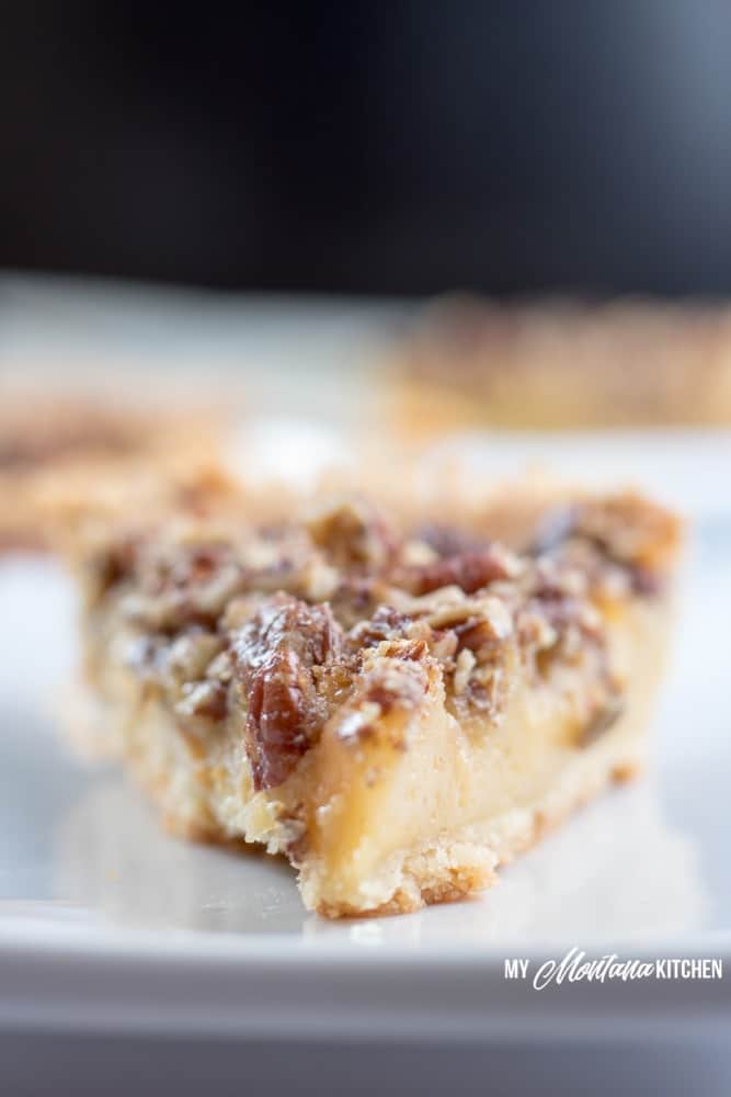 Este pastel de nueces sin azúcar utiliza leche condensada baja en carbohidratos para reemplazar el jarabe de maíz tradicional que se usa en el pastel de nueces. Este pastel de nueces bajo en carbohidratos también funciona muy bien como una receta de postre Trim Healthy Mama S. #Lowcarb #sugarfree #pecanpie #lowcarbpecanpie #sugarfreepecanpie #trimhealthymama #thmpecanpie #thms #glutenfreepecanpie
