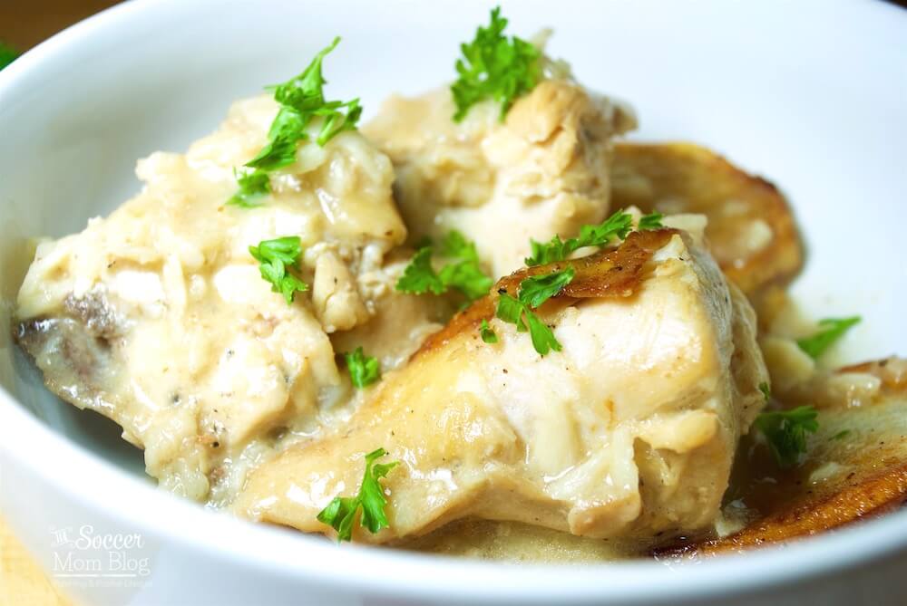Los ricos sabores de ajo se mezclan con la delicada leche cremosa en este plato simple pero sustancioso: ¡el pollo georgiano es un clásico por una razón!