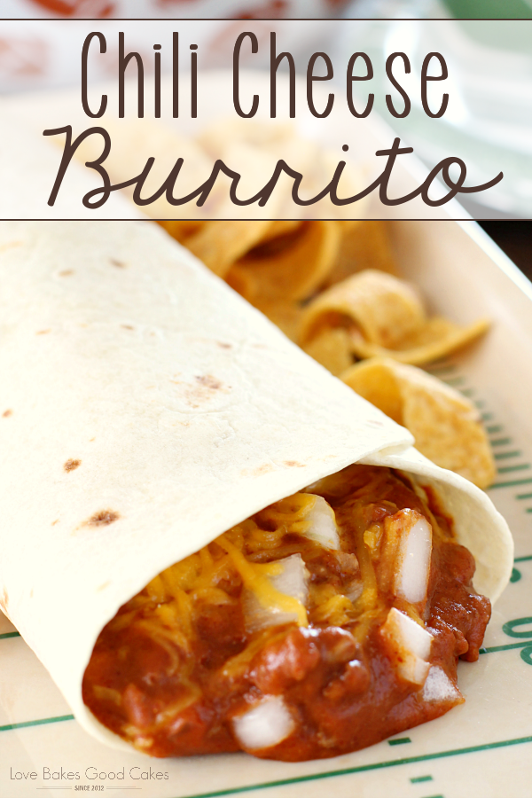 ¡El complemento perfecto para la cena del día del juego o de la noche entre semana! ¡Estos burritos de chile y queso están rellenos con un relleno de carne de chile casero rápido y fácil, cubierto con mucho queso cheddar y cebollas frescas picadas!