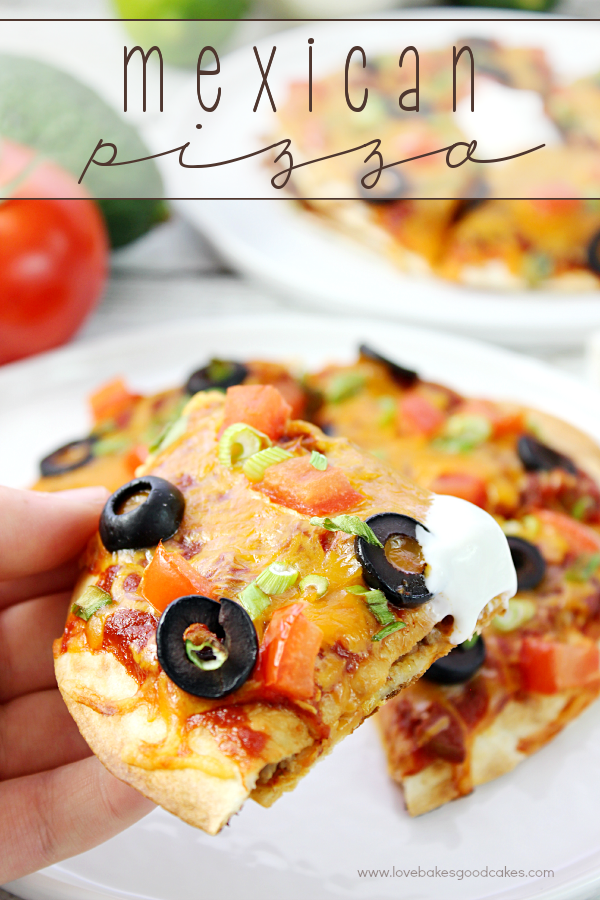 ¡Esta receta casera de pizza mexicana es mejor que la famosa comida rápida! ¡Obtenga su dosis diaria de leche con queso derretido y una cucharada de crema agria! #DairyMonth #anuncio