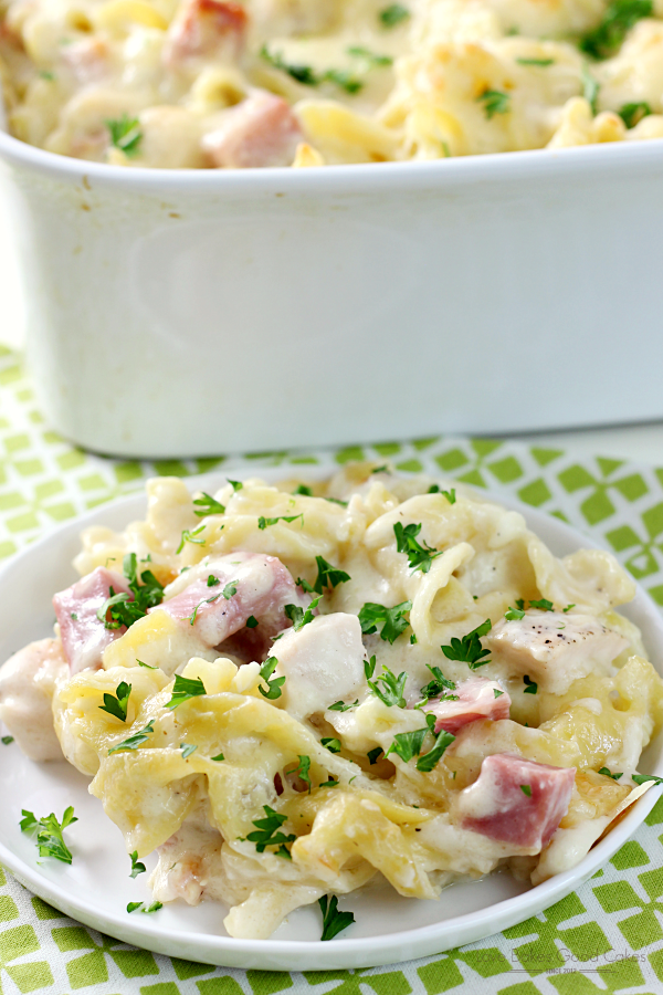 ¡Rellena con pasta, pollo, jamón, salsa de crema y queso suizo derretido, esta cremosa cazuela de fideos con pollo será el nuevo plato favorito de su familia! ANUNCIOS