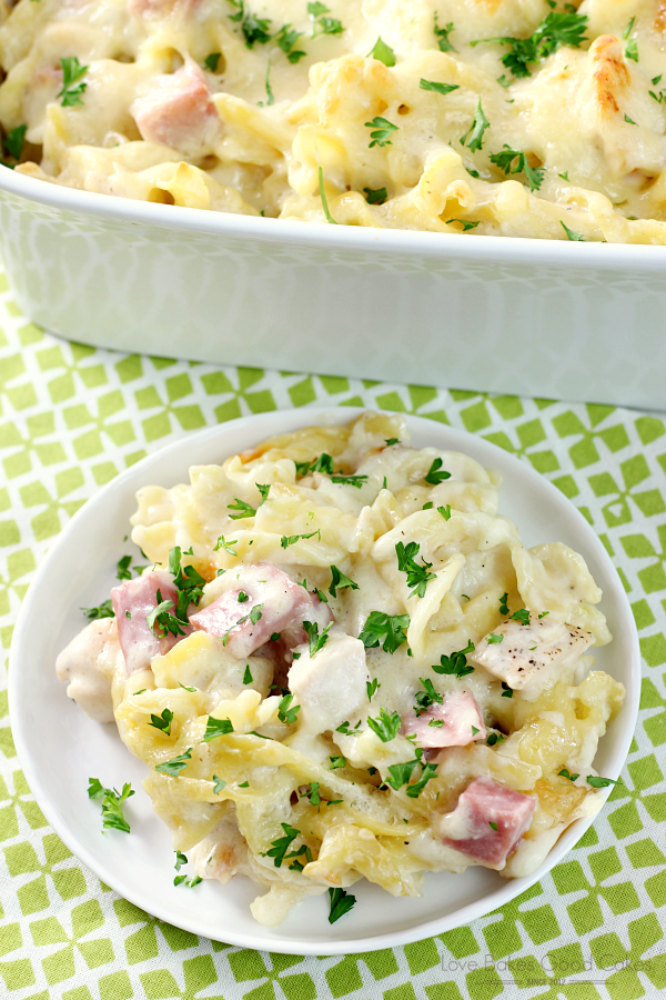 ¡Rellena con pasta, pollo, jamón, salsa de crema y queso suizo derretido, esta cremosa cazuela de fideos con pollo será el nuevo plato favorito de su familia! ANUNCIOS