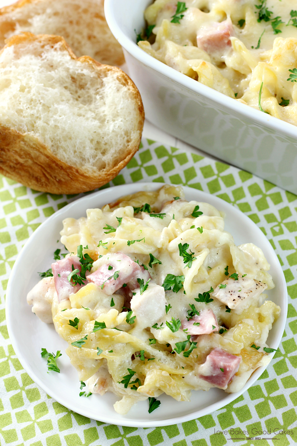 ¡Rellena con pasta, pollo, jamón, salsa de crema y queso suizo derretido, esta cremosa cazuela de fideos con pollo será el nuevo plato favorito de su familia! ANUNCIOS