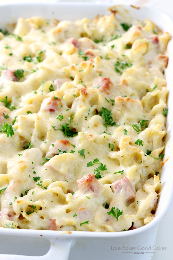 ¡Rellena con pasta, pollo, jamón, salsa de crema y queso suizo derretido, esta cremosa cazuela de fideos con pollo será el nuevo plato favorito de su familia! ANUNCIOS
