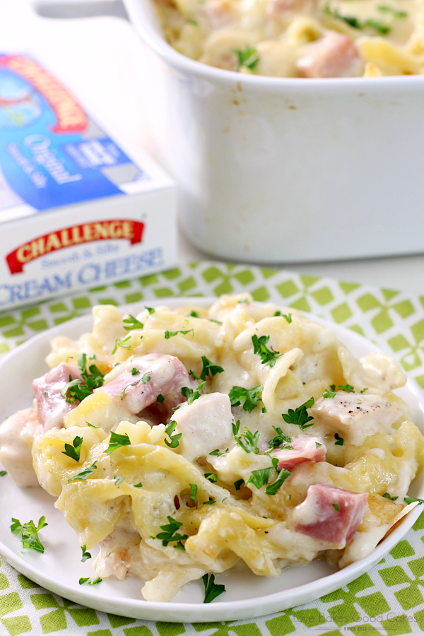 ¡Rellena con pasta, pollo, jamón, salsa de crema y queso suizo derretido, esta cremosa cazuela de fideos con pollo será el nuevo plato favorito de su familia! ANUNCIOS