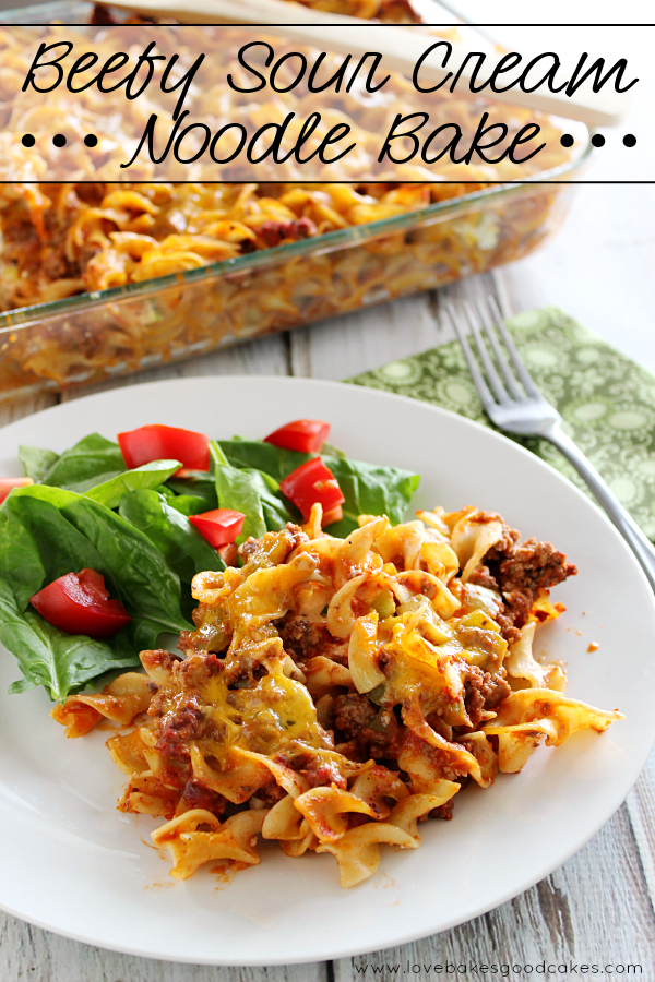 ¡Este horneado de fideos con crema agria y carne es pura comida reconfortante! Fideos de huevo sueltos y una salsa carnosa con una capa intermedia cremosa, ¡todo cubierto con queso cheddar! #comida reconfortante #ideasparacenafácil #pasta