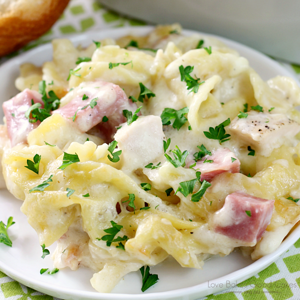 ¡Rellena con pasta, pollo, jamón, salsa de crema y queso suizo derretido, esta cremosa cazuela de fideos con pollo será el nuevo plato favorito de su familia! ANUNCIOS