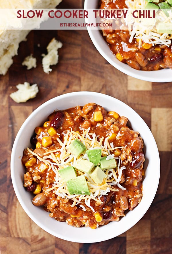 Chile de pavo en olla de cocción lenta: pimiento amarillo cortado en cubitos y una pizca de salsa picante hacen que este chile de pavo en olla de cocción lenta sea ideal para comidas compartidas. ¡Sirva con pan de maíz para la comida perfecta! | medio rayado. con