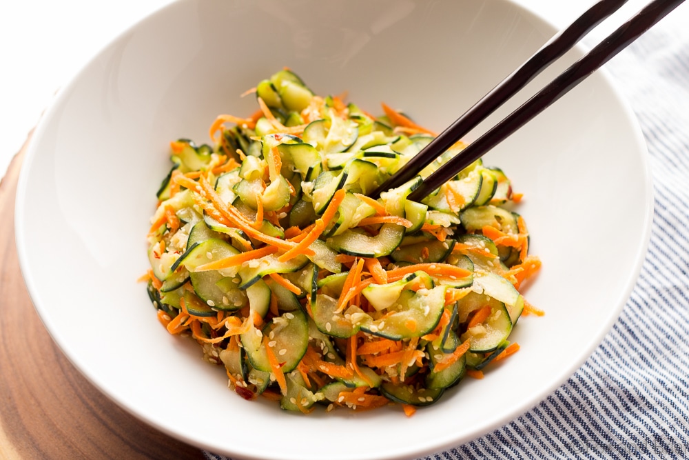 ¡Esta ensalada de pepino, zanahoria y sésamo es una guarnición fresca y crujiente perfecta para la temporada de calor! ¡Se tarda menos de 15 minutos en hacerlo, y es vegano y sin gluten!