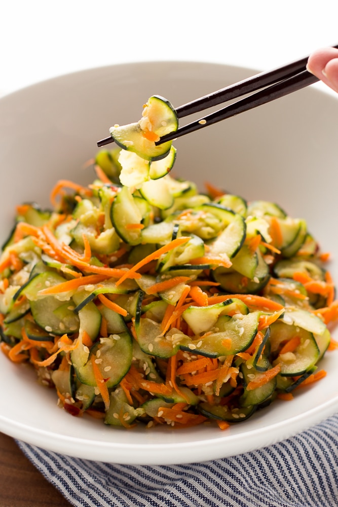 ¡Esta ensalada de pepino, zanahoria y sésamo es una guarnición fresca y crujiente perfecta para la temporada de calor! ¡Se tarda menos de 15 minutos en hacerlo, y es vegano y sin gluten!