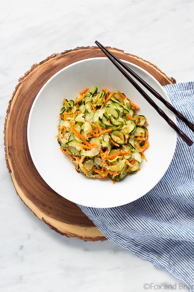 ¡Esta ensalada de pepino, zanahoria y sésamo es una guarnición fresca y crujiente perfecta para la temporada de calor! ¡Se tarda menos de 15 minutos en hacerlo, y es vegano y sin gluten!