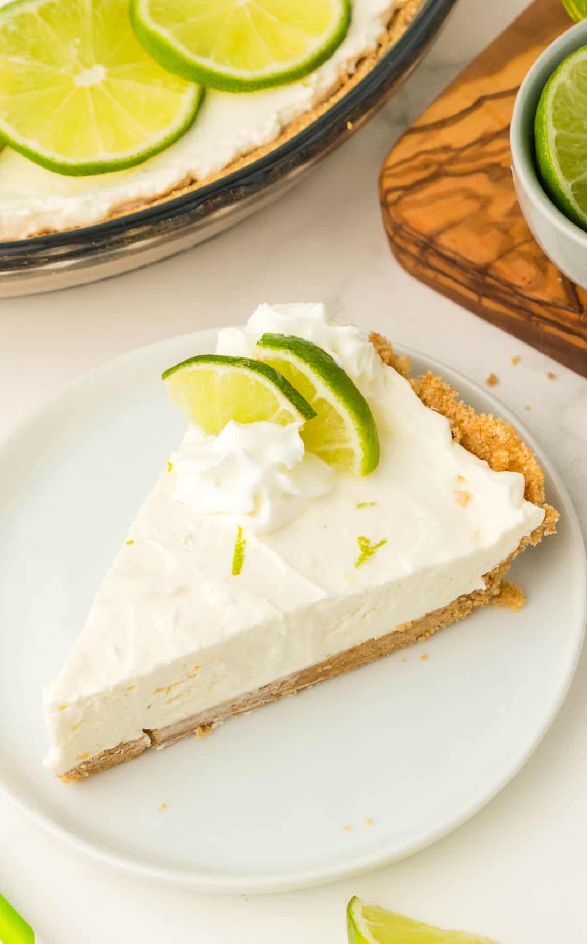 Un trozo de tarta de limón en un plato blanco.