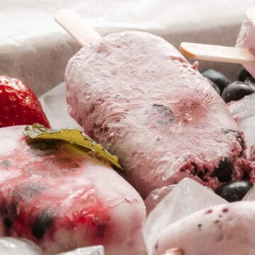 paletas de frutos rojos con hielo