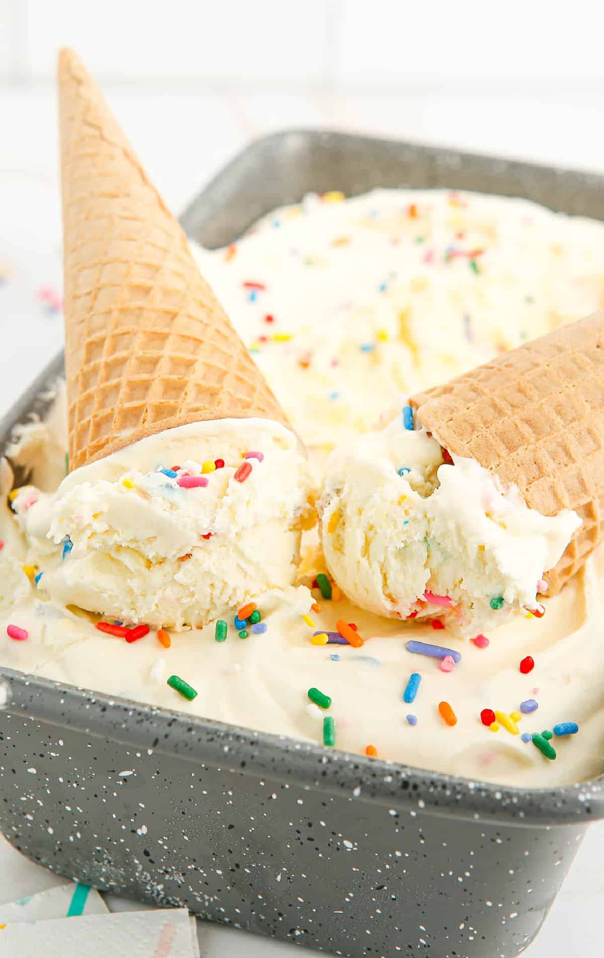 Dos conos de azúcar colocados encima del helado.