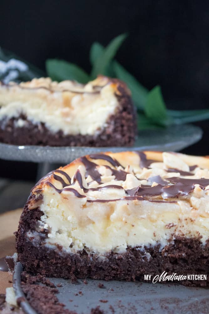 Snickers Brownie Cheesecake (bajo en carbohidratos, THM-S, sin azúcar) #trimhealthymama #thm #thms #lowcarb #keto #sugarfree #glutenfree #brownie #cheesecake #browniecheesecake