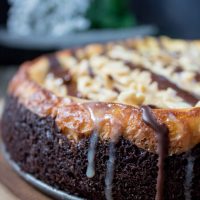 Snickers Brownie Cheesecake (bajo en carbohidratos, THM-S, sin azúcar) #trimhealthymama #thm #thms #lowcarb #keto #sugarfree #glutenfree #brownie #cheesecake #browniecheesecake