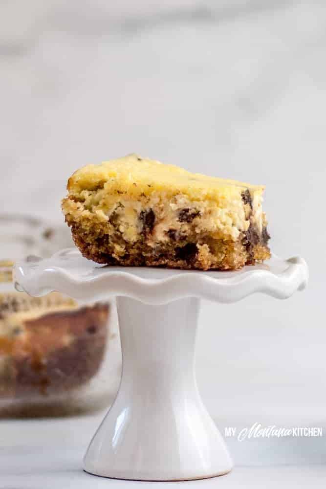 Las barras de pastel de queso con galletas de chispas de chocolate son un postre decadente, delicioso y bajo en carbohidratos que es más fácil de hacer que un pastel de queso tradicional y divertido para compartir con la compañía (o no para compartir... no lo diré). #receta de pastel de queso sin azúcar #pastel de queso bajo en carbohidratos