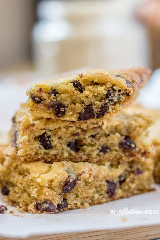 ¡Estas deliciosas barras de galleta con chispas de chocolate bajas en carbohidratos son una delicia y saben igual que tu galleta favorita! ¡Estas barras de chocolate sin azúcar son una excelente receta de postre saludable! #lowcarb #sinazúcar