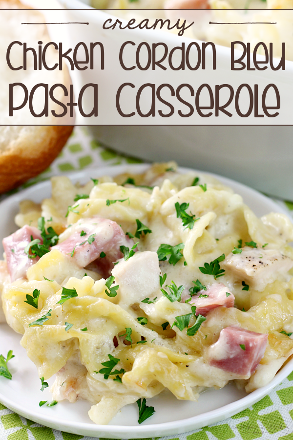 ¡Rellena con pasta, pollo, jamón, salsa de crema y queso suizo derretido, esta cremosa cazuela de fideos con pollo será el nuevo plato favorito de su familia! ANUNCIOS