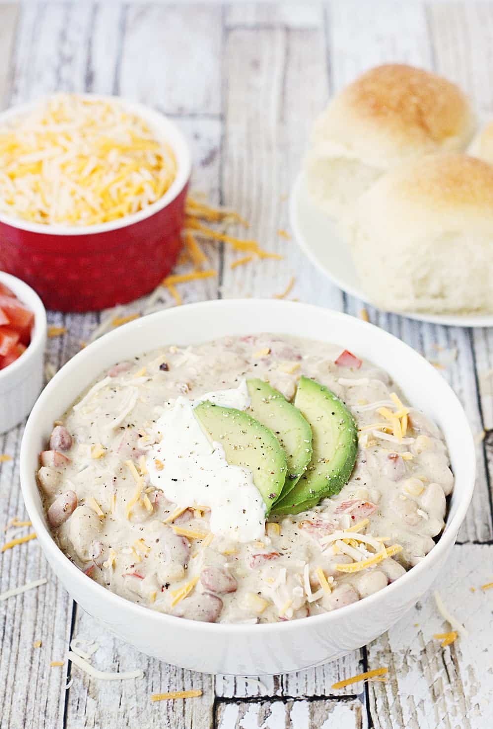 Easy Veggie White Bean Chili: los días de semana ocupados requieren recetas deliciosas como este sencillo chili vegetariano de frijoles blancos. ¡El pimiento, la cebolla y el maíz lo hacen aún más abundante!