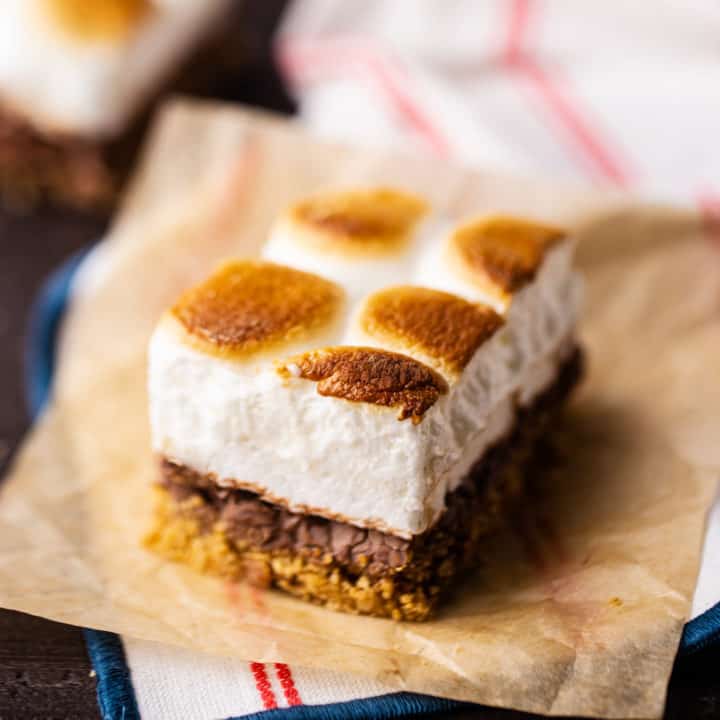 Barra de s'mores en un trozo de pergamino con una servilleta a rayas.