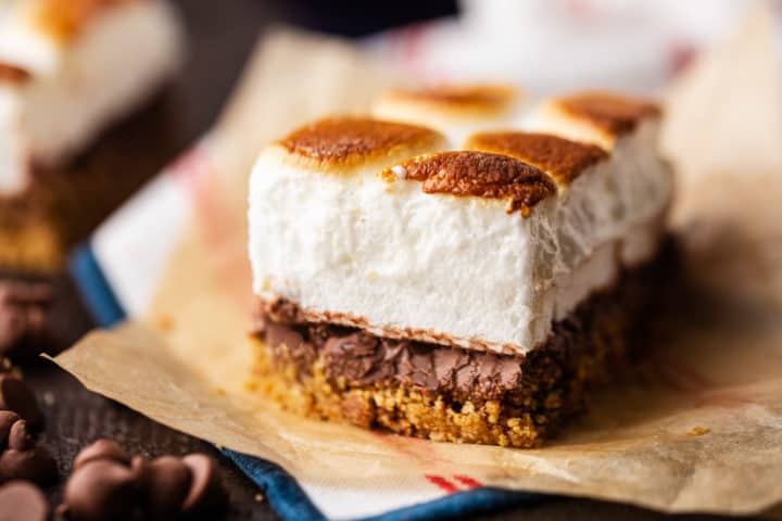 Imagen horizontal de la barra de s'mores que destaca las capas de graham, chocolate y malvaviscos.