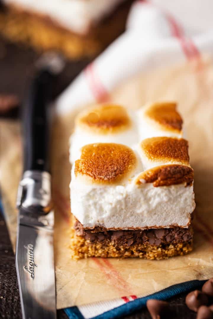 Barra de s'mores con un cuchillo.