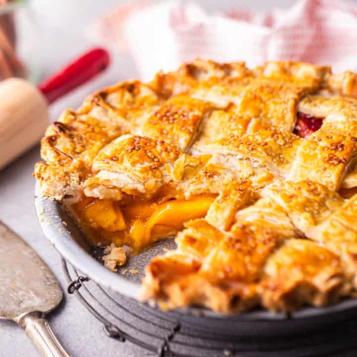 Receta de pastel de durazno preparada y servida con una rebanada cortada, mostrando el jugoso relleno.