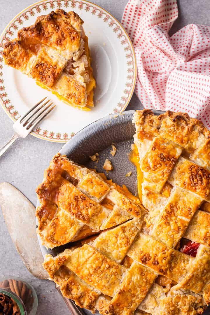 Imagen aérea de un pastel de melocotón al horno que se rellena con una corteza desmenuzable.
