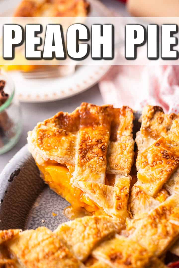 Imagen de un pastel de durazno en rodajas con una tapa de celosía y texto superpuesto con la inscripción