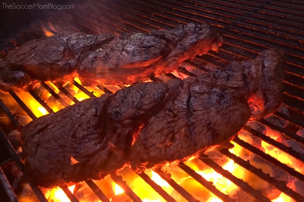 ¡Dos de las comidas nocturnas más queridas de México se unen en una tortilla para crear uno de los mejores tacos que jamás hayas comido! Dale un nuevo giro a tu menú de juegos con el anuncio #KingofFlavor @ElYucateco