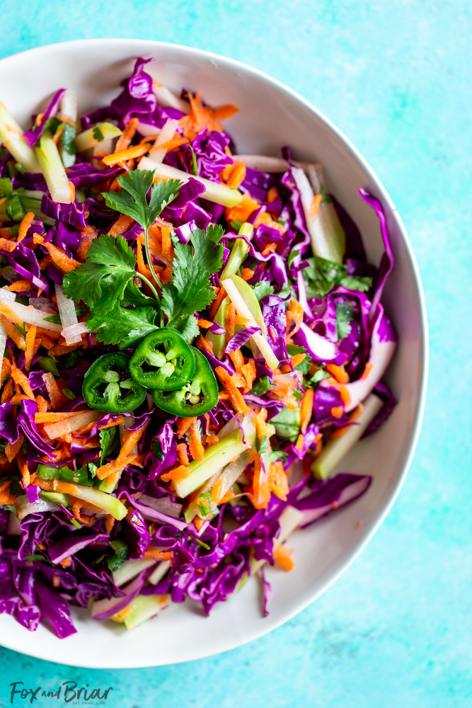 Receta de chayote: la ensalada de chayote con cilantro y lima es crujiente y vibrante.  Usando chayote, col rizada, zanahorias y jalapeño, esta ensalada es perfecta para tacos.  ¡También es un excelente acompañamiento ligero y saludable para cualquier cena!  Receta Saludable |  Ensalada De Tacos |  Receta de repollo |  bajo en grasa |  Bajo en carbohidratos |  Bajo en calorías |  beneficios para la salud del chayote |  Que es el chayote |  Cómo cocinar chayote |  Recetas Chuchu |  Recetas Mexicanas |  Que servir con tacos